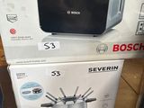 deux cartons contenant des appareils électroménagers posés sur une table dans un magasin