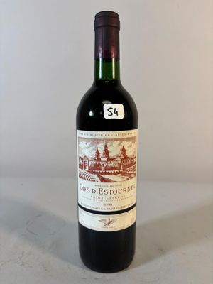la bouteille de vin est posée sur la table, prête à être remplie