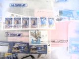 beaucoup de timbres posés sur une table, parmi de nombreux autres timbres
