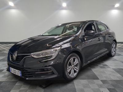 la voiture noire est garée dans le garage sur un sol en damier