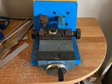 une petite machine posée sur une table