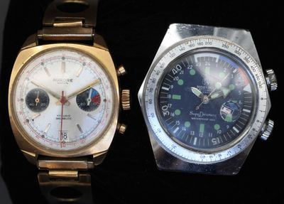 deux montres assises l'une à côté de l'autre sur une surface noire