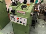 une machine posée à même le sol dans une usine