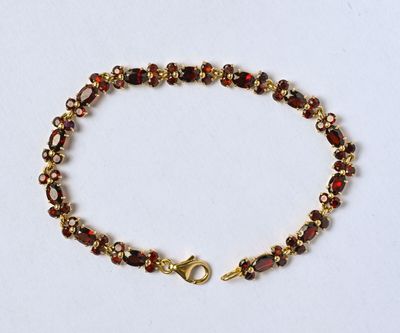 Bracelet en or jaune 18K (750/oo) à maillons articulés serti…