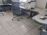 une salle remplie d'ordinateurs et de bureaux