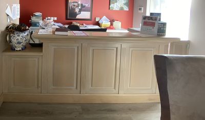 une photo d'un bureau à domicile avec un bureau et une chaise
