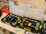 un établi sur lequel se trouvent de nombreux outils différents