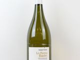 une bouteille de vin posée sur une table