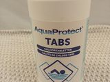 un flacon de pastilles Aqua Protect posé sur une table
