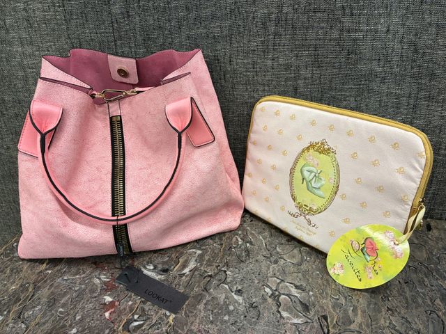 Lot comprenant 1 sac en cuir retourné rose et 1 pochette pour tab...
