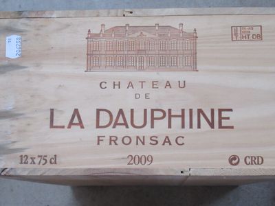 une boîte en bois sur laquelle est apposée une étiquette portant l'inscription « Château La Dauphinne »