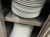 une pile d'assiettes posée sur une étagère dans une cuisine
