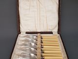 six fourchettes et six cuillères dans un étui marron