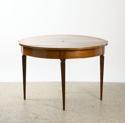 une table à manger ovale avec un plateau en bois et deux pieds