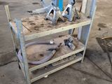 certains outils sont posés sur une étagère en bois dans un garage