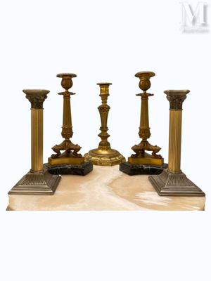 trois bougies posées sur une table
