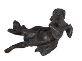 une statue représentant une femme allongée sur le ventre