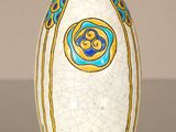 un vase blanc orné d'un motif bleu et jaune