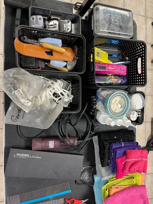 de nombreux objets rangés sur une étagère dans la salle de bains