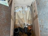une boîte de brosses à dents et une paire de ciseaux par terre