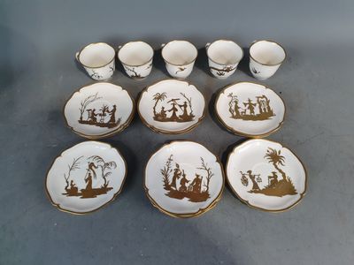 six tasses et soucoupes ornées d'une illustration représentant un bateau