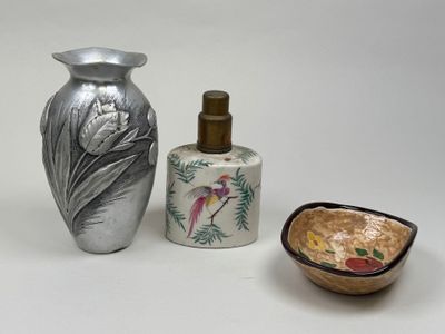 trois vases et un bol posés sur une table