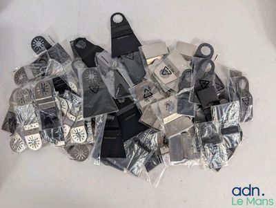 une pile d'étiquettes à bagages argentées et noires posées sur une surface blanche