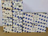une pile de quatre boîtes de rouleaux de papier toilette posée sur une table