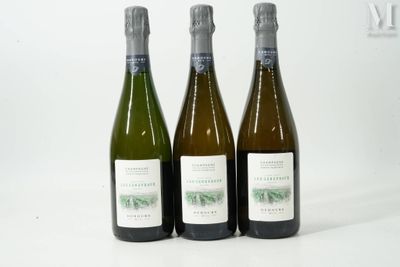 trois bouteilles de vin posées l'une à côté de l'autre sur une table