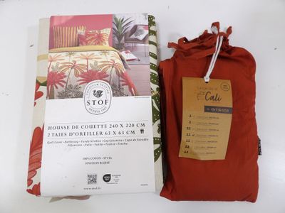 un sac rouge avec une housse rouge à côté d'un oreiller rouge