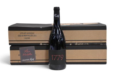 deux cartons de vin et une bouteille de vin posés les uns à côté des autres