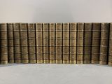 une pile de vieux livres posés les uns sur les autres