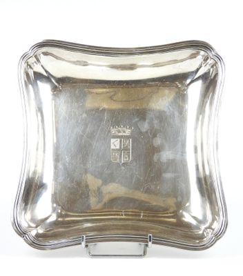 un plateau d'argent antique sur un support sur fond blanc