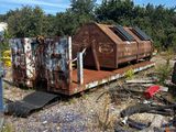 un wagon rouillé abandonné au milieu d'un champ