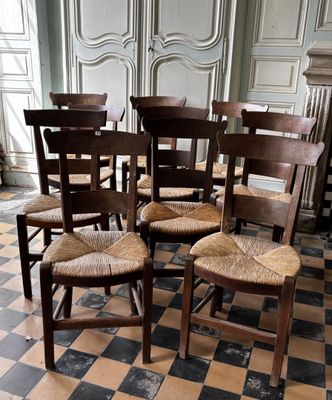 six chaises en bois disposées dans une pièce au sol carrelé