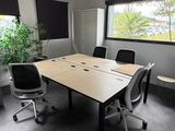 une image d'une salle de conférence avec une table et des chaises