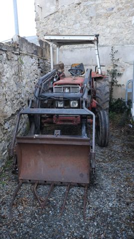 Tracteur agricole International 533-SA ancien équipé d’un bâti de...