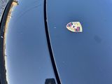 le reflet d'une personne en train de prendre une photo d'une voiture