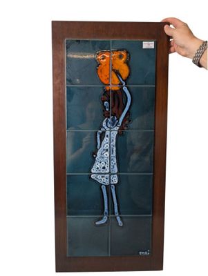 tableau représentant une femme portant un pot sur la tête, dans un cadre en bois