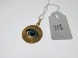 une image représentant un collier en or orné d'un œil bleu