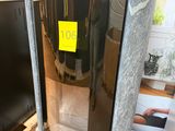 une photo d'un chauffe-eau situé dans une pièce