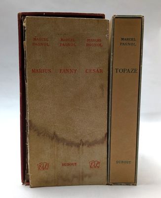 deux livres posés l'un sur l'autre sur une surface blanche