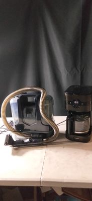 une cafetière et une tasse à café posées sur une table