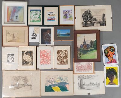 de nombreuses œuvres d'art de styles variés accrochées au mur