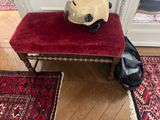 un casque posé sur un banc devant une porte