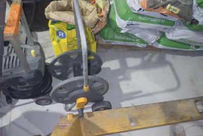 un tas de sacs et d'outils par terre