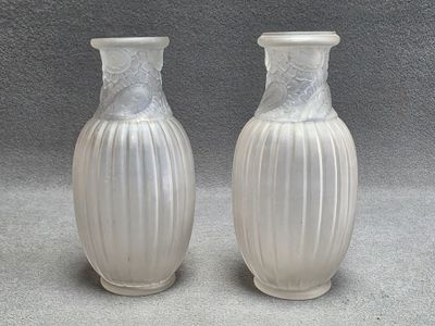 Paire de vases en verre moulé satiné à côtes:, col souligné …