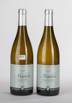 deux bouteilles de vin posées l'une à côté de l'autre sur une table