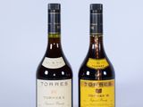 deux bouteilles de vin posées l'une à côté de l'autre sur une table