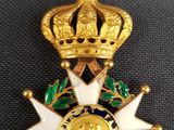 Gros plan sur une médaille surmontée d'une couronne